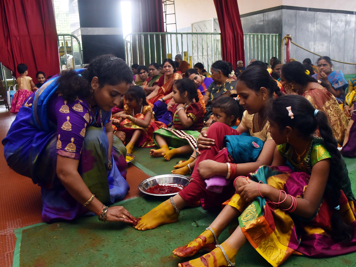 Dasara Festival Celebration At Indrakeeladri in Vijayawada - Sakshi