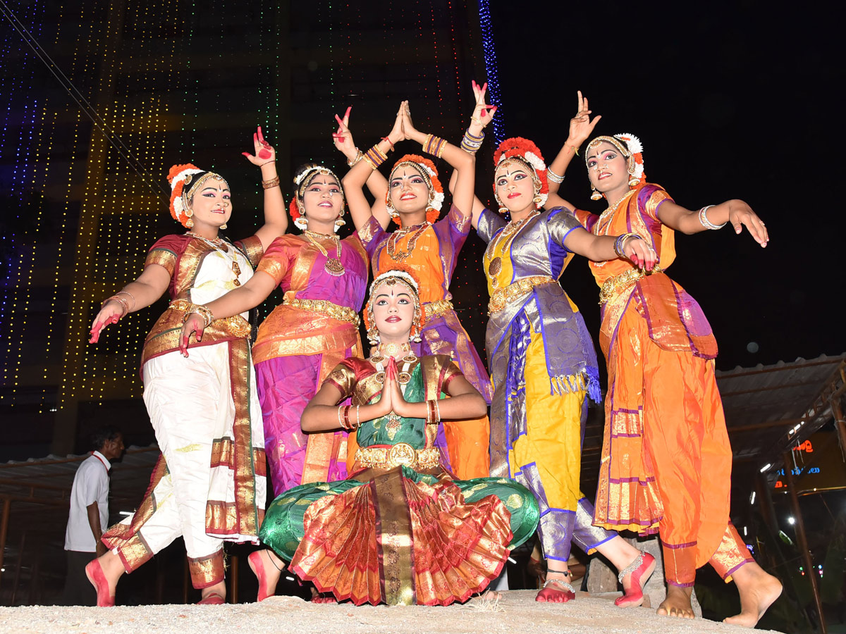 Dasara Festival Celebration At Indrakeeladri in Vijayawada - Sakshi