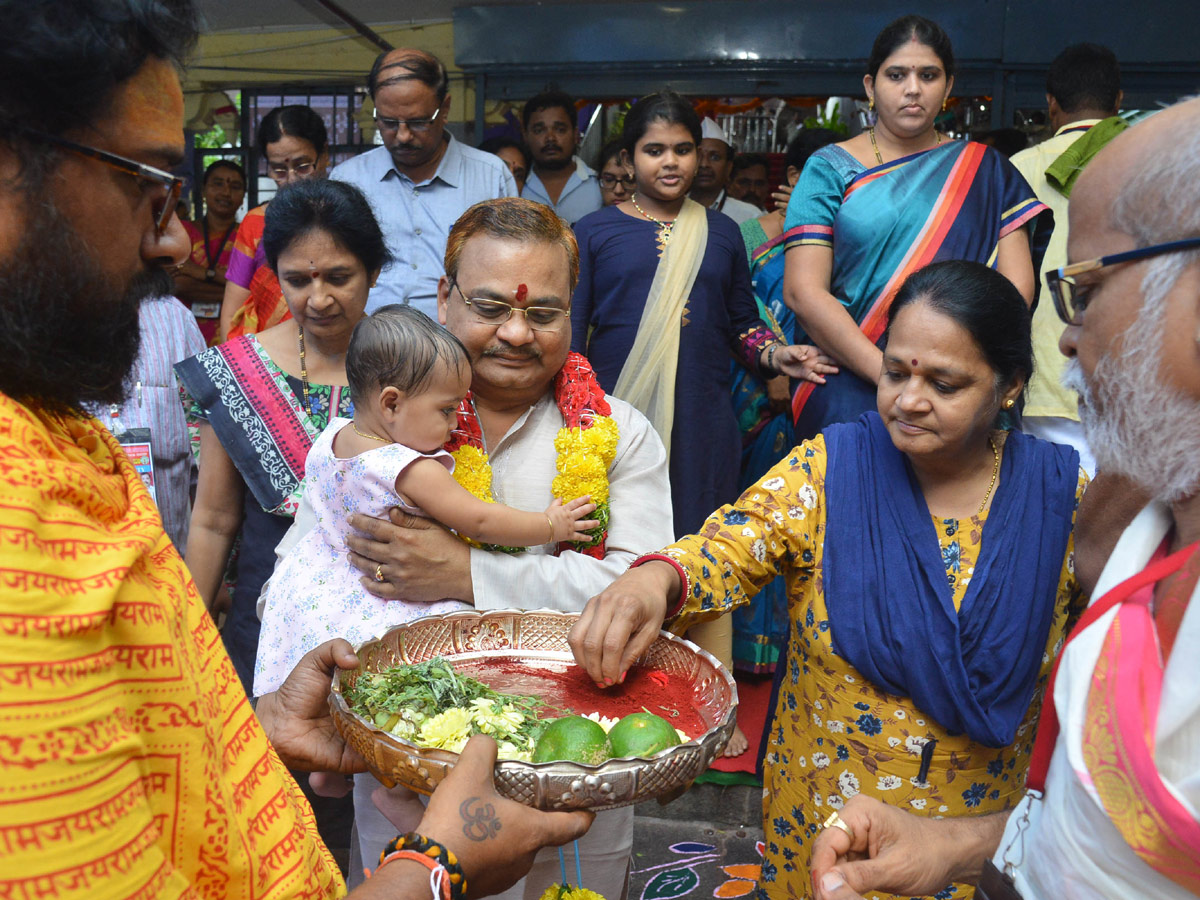 Dasara Festival Celebration At Indrakeeladri in Vijayawada - Sakshi