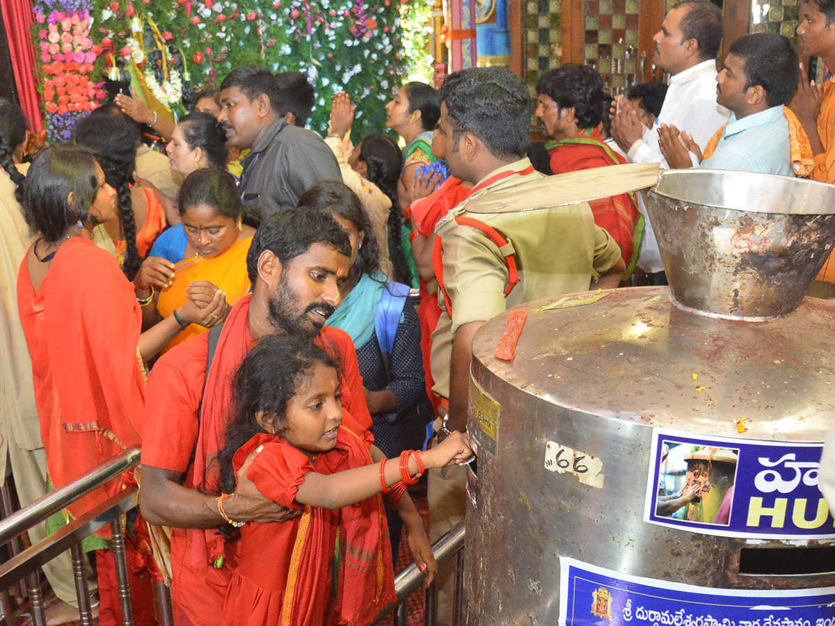 Dasara Festival Celebration At Indrakeeladri in Vijayawada - Sakshi