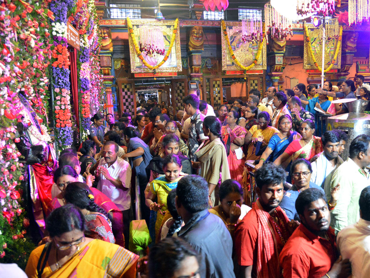 Dasara Festival Celebration At Indrakeeladri in Vijayawada - Sakshi