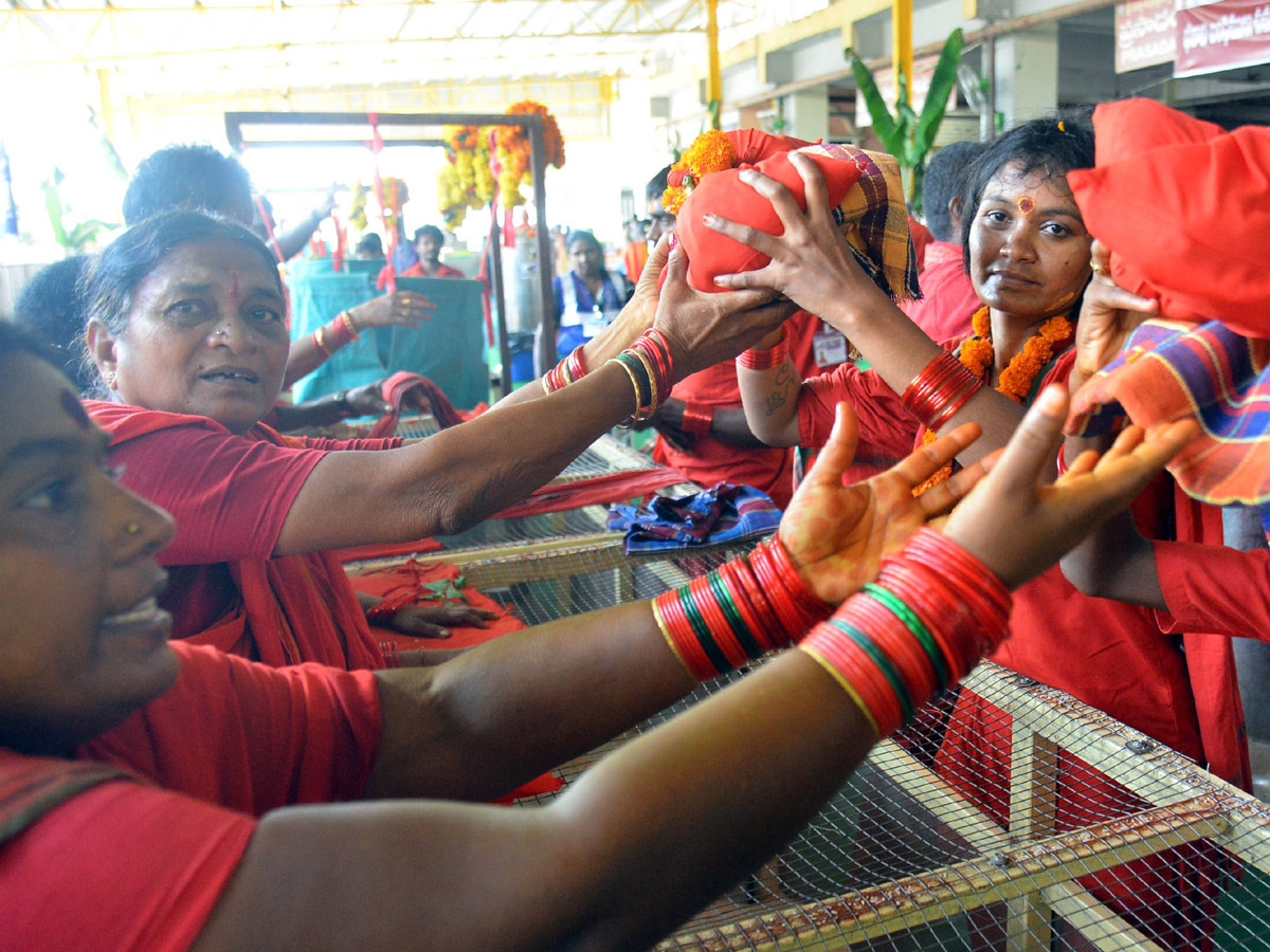 Dasara Festival Celebration At Indrakeeladri in Vijayawada - Sakshi