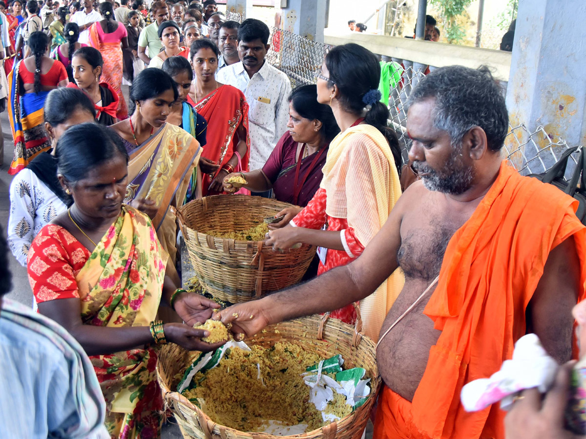 Dasara Festival Celebration At Indrakeeladri in Vijayawada - Sakshi