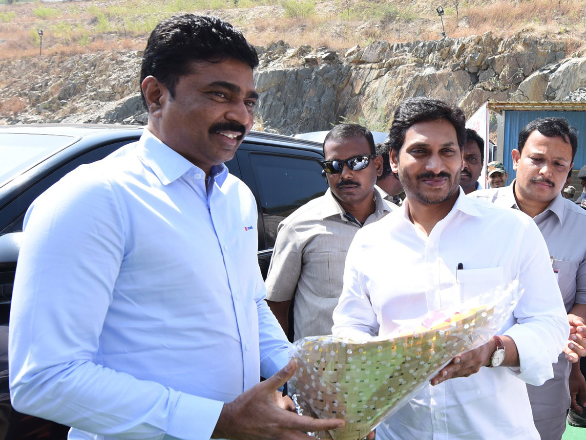 CM Jagan Inspects Veligonda Project at Prakasam Photo Gallery - Sakshi