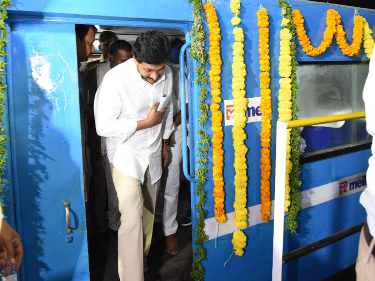 CM Jagan Inspects Veligonda Project at Prakasam Photo Gallery - Sakshi