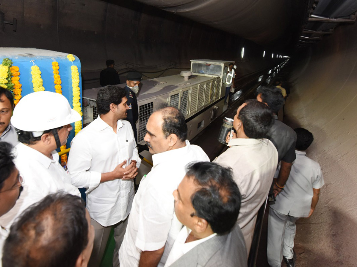 CM Jagan Inspects Veligonda Project at Prakasam Photo Gallery - Sakshi