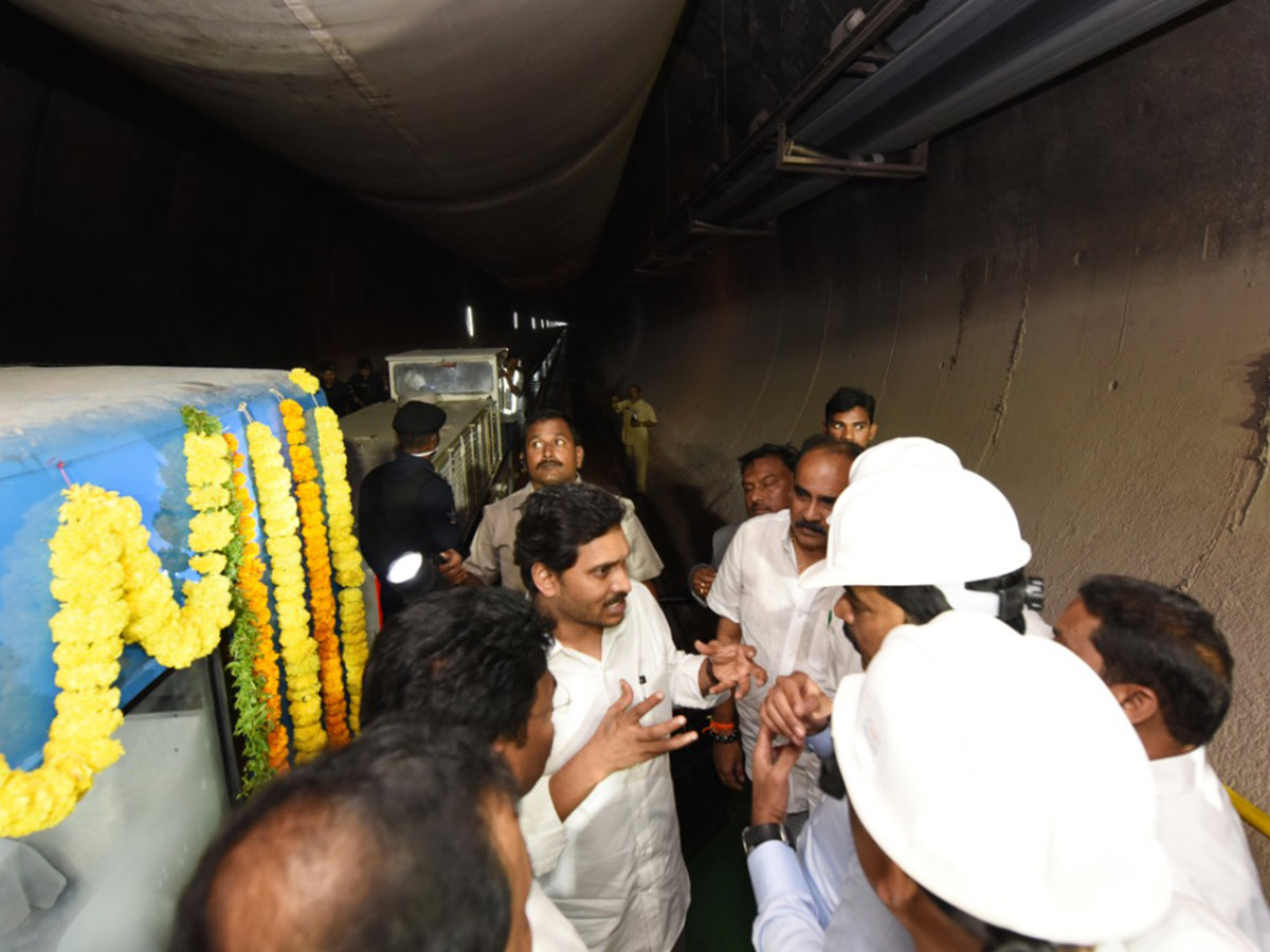 CM Jagan Inspects Veligonda Project at Prakasam Photo Gallery - Sakshi