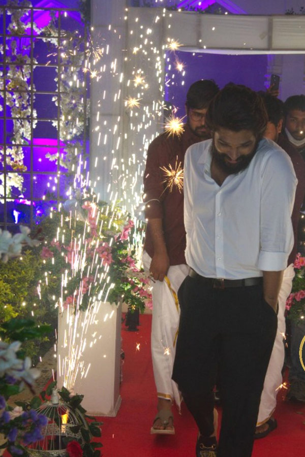 Icon Star AlluArjun Attend Eluruseenu's wedding Photo Gallery - Sakshi