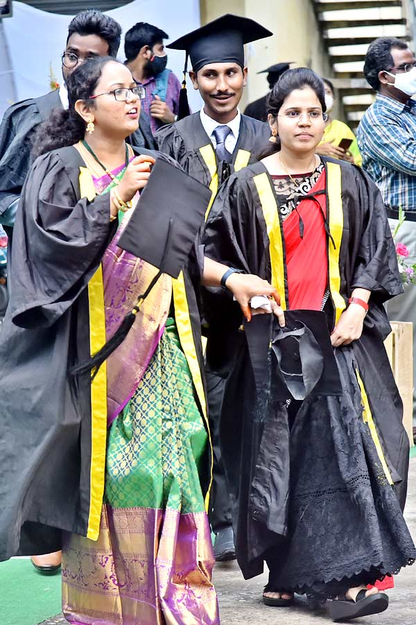 Guntur Medical College Graduation Ceremony Photo Gallery - Sakshi