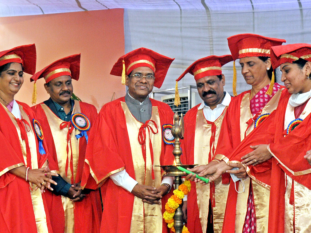 16th Graduation Ceremony Koti Womens College Photo Gallery - Sakshi