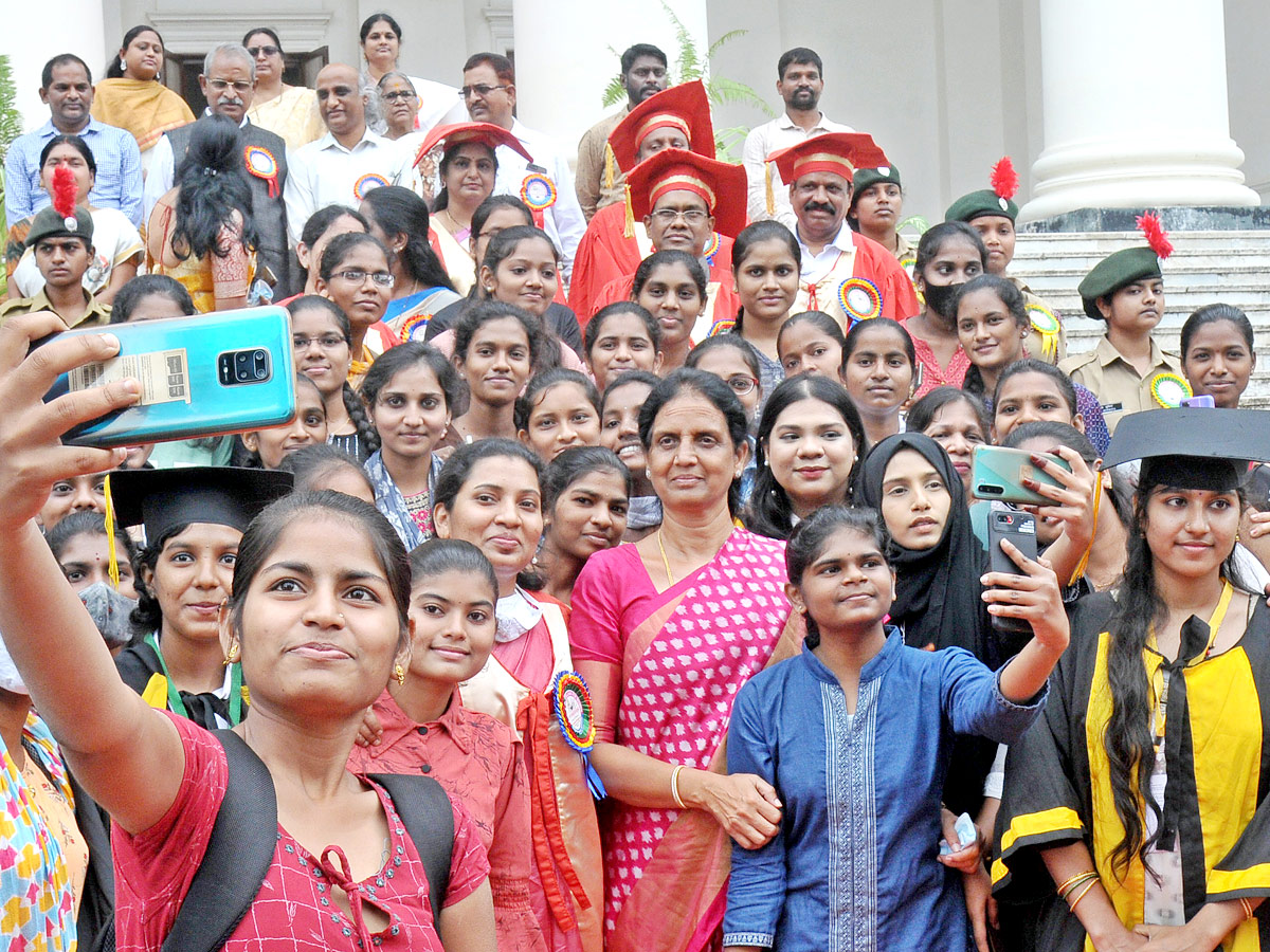 16th Graduation Ceremony Koti Womens College Photo Gallery - Sakshi