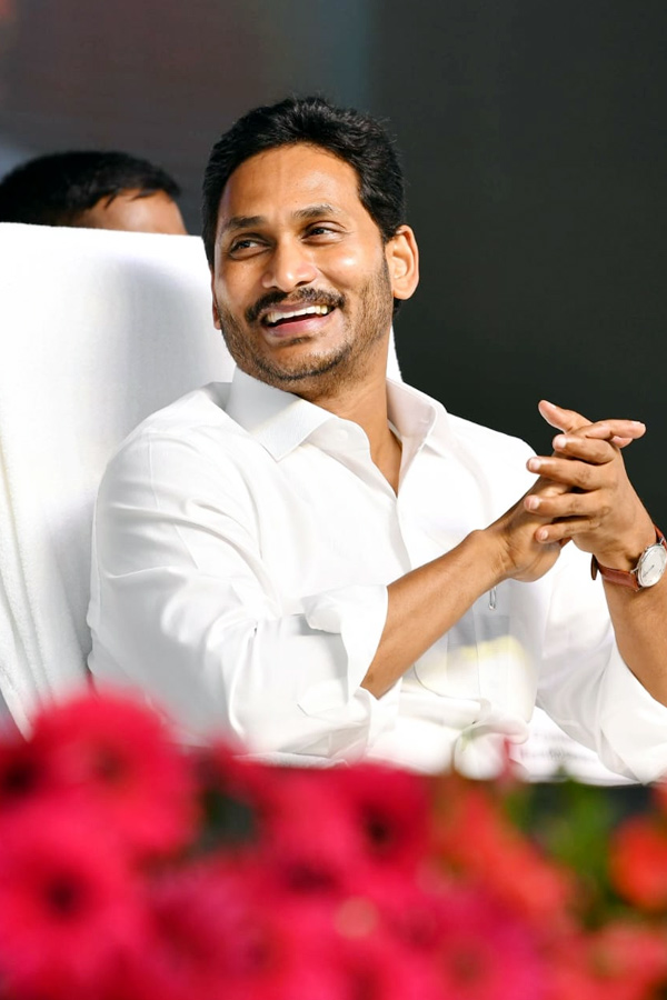 CM Jagan Releases Fourth Phase YSR Nethanna Nestham Funds - Sakshi