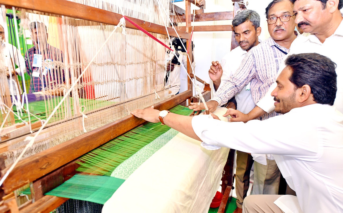 CM Jagan Releases Fourth Phase YSR Nethanna Nestham Funds - Sakshi