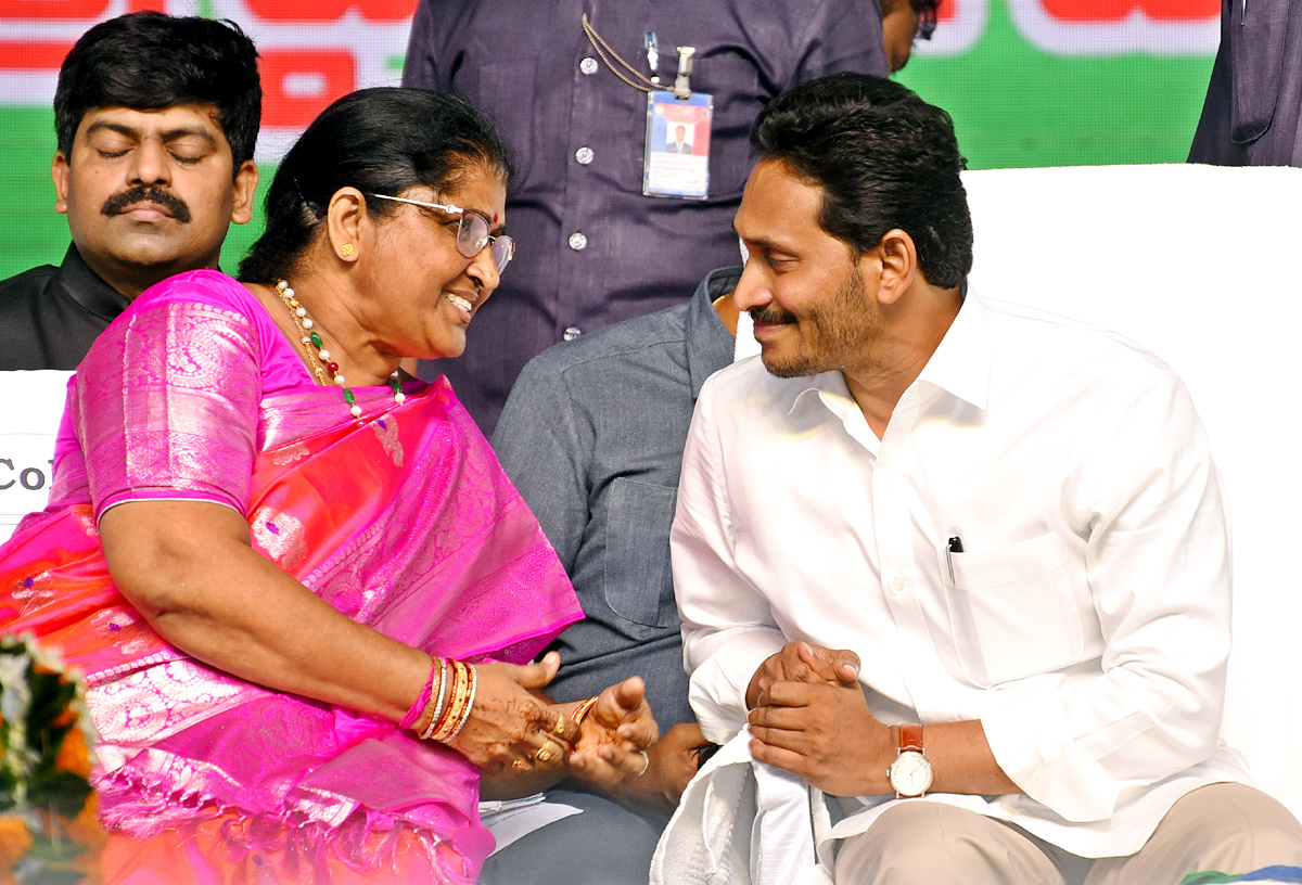 CM Jagan Releases Fourth Phase YSR Nethanna Nestham Funds - Sakshi