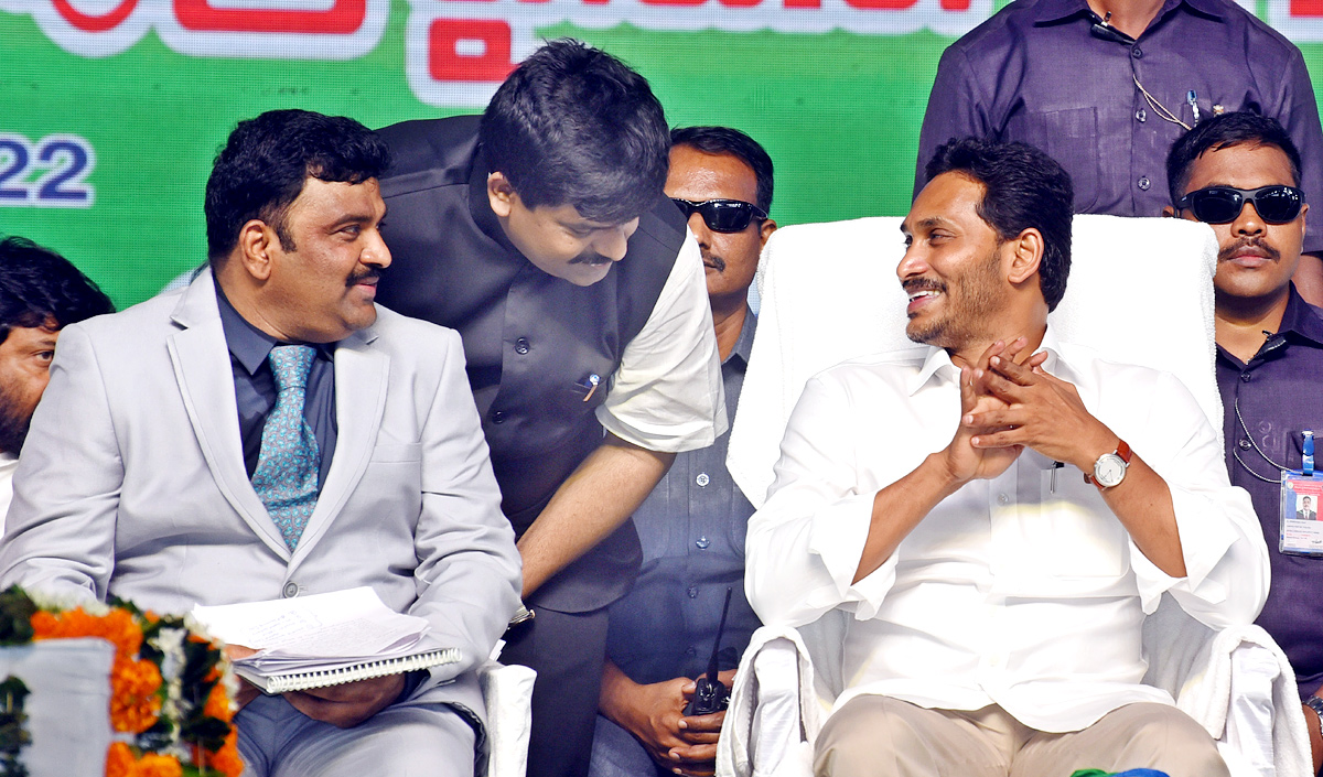 CM Jagan Releases Fourth Phase YSR Nethanna Nestham Funds - Sakshi