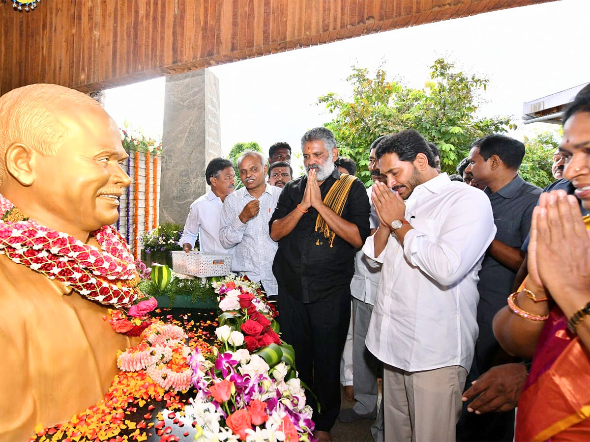 CM YS Jagan Offered Prayers at YSR Ghat Idupulapaya Photos - Sakshi