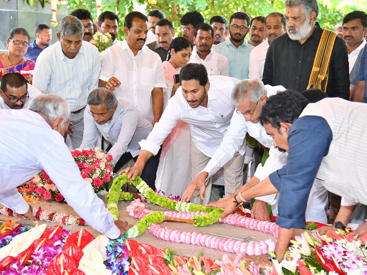 CM YS Jagan Offered Prayers at YSR Ghat Idupulapaya Photos - Sakshi