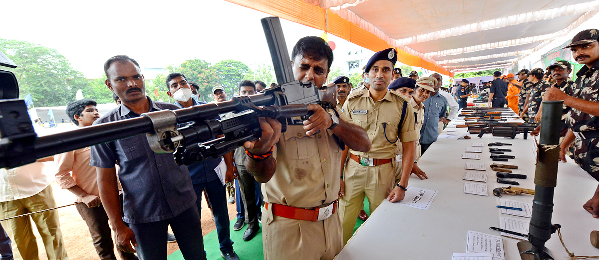 Commemoration Week of Police Martyrs at Vijayawada - Sakshi