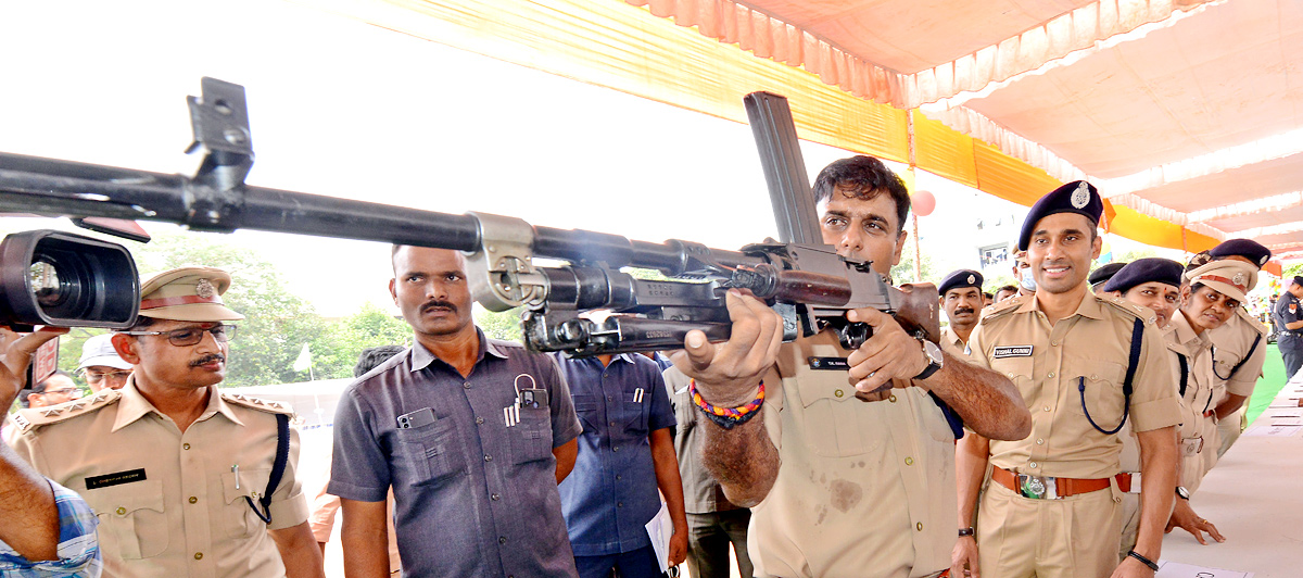 Commemoration Week of Police Martyrs at Vijayawada - Sakshi