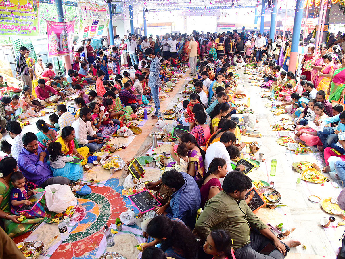 Devi Sharan Navaratri Celebrations 2022 Vijayawada Durga Temple - Sakshi