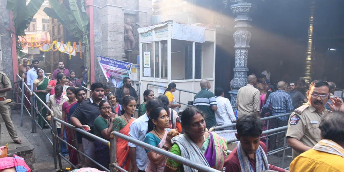 Karthika Masam Celebrations Held at Durga Temple in Vijayawada - Sakshi