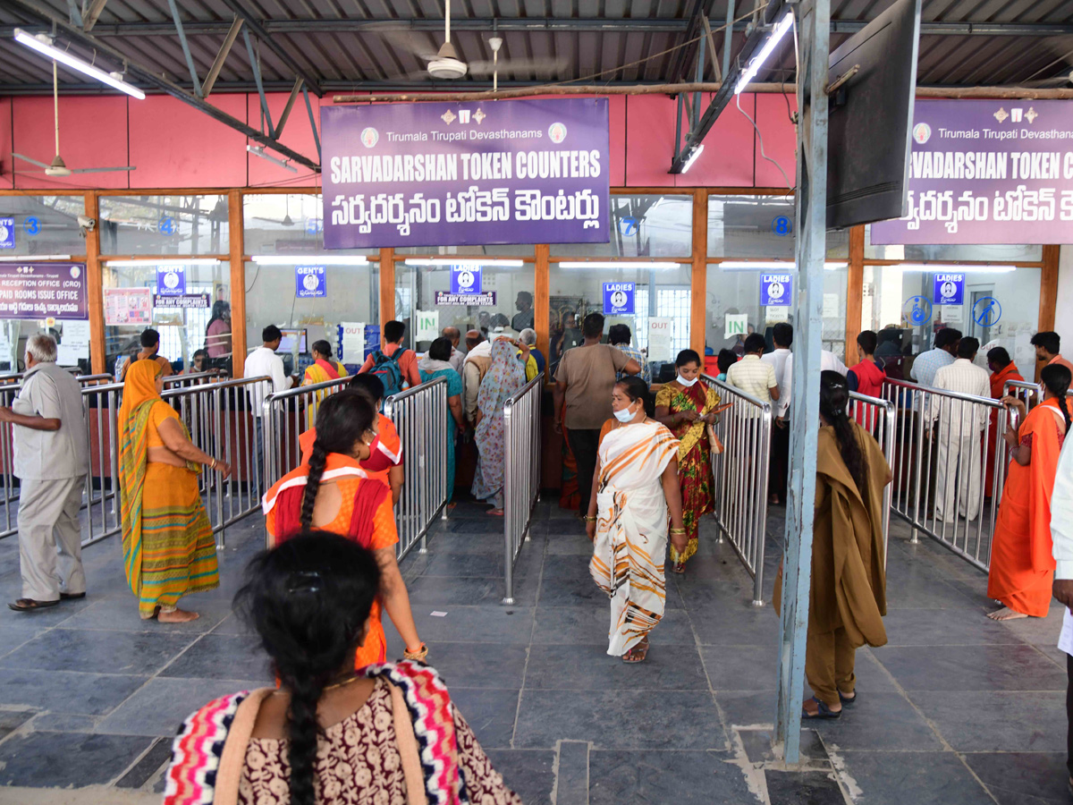 Devotees Huge Rush at Tirumala Due To Vaikunta Ekadasi - Sakshi