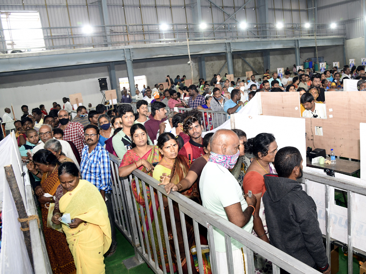 Devotees Huge Rush at Tirumala Due To Vaikunta Ekadasi - Sakshi