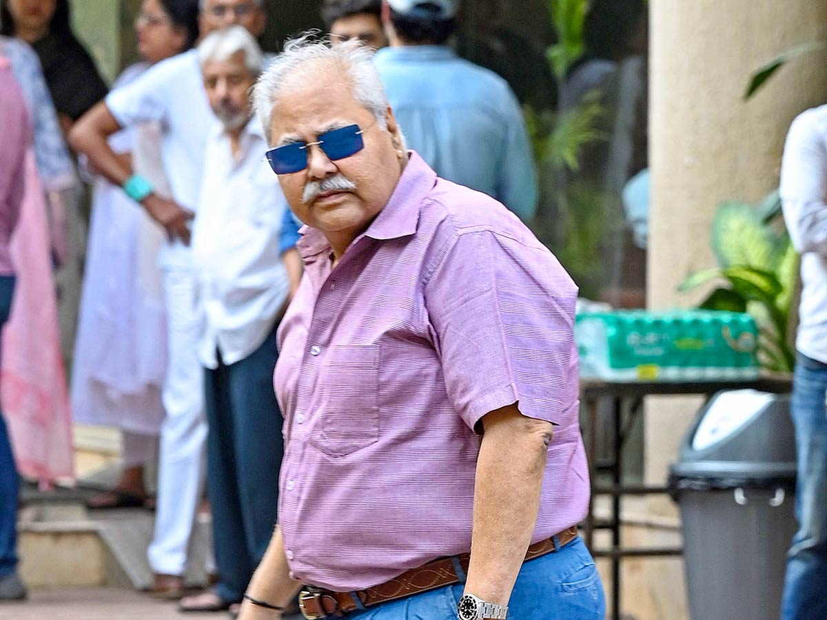 Bollywood Celebrities Pay Tribute To satish Kaushik At Funerals - Sakshi