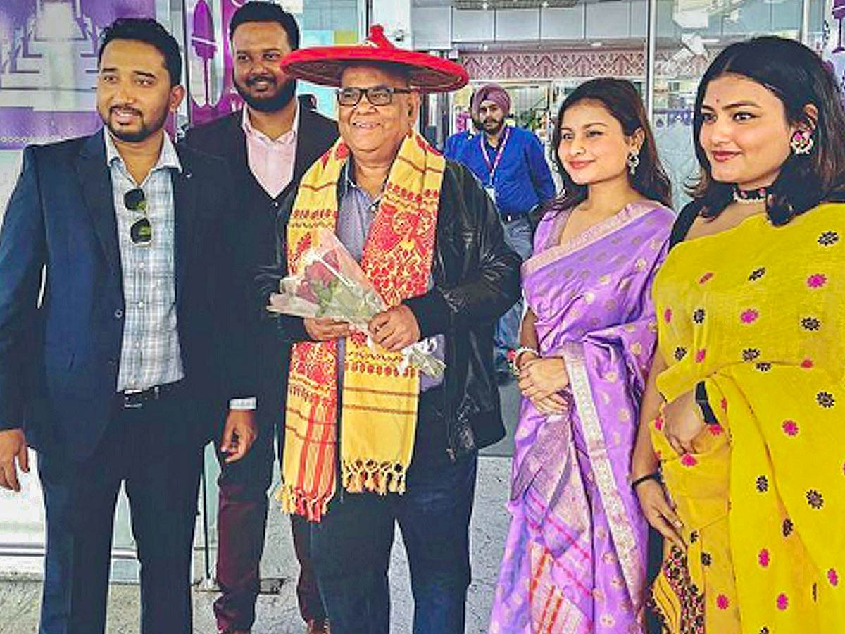 Bollywood Celebrities Pay Tribute To satish Kaushik At Funerals - Sakshi