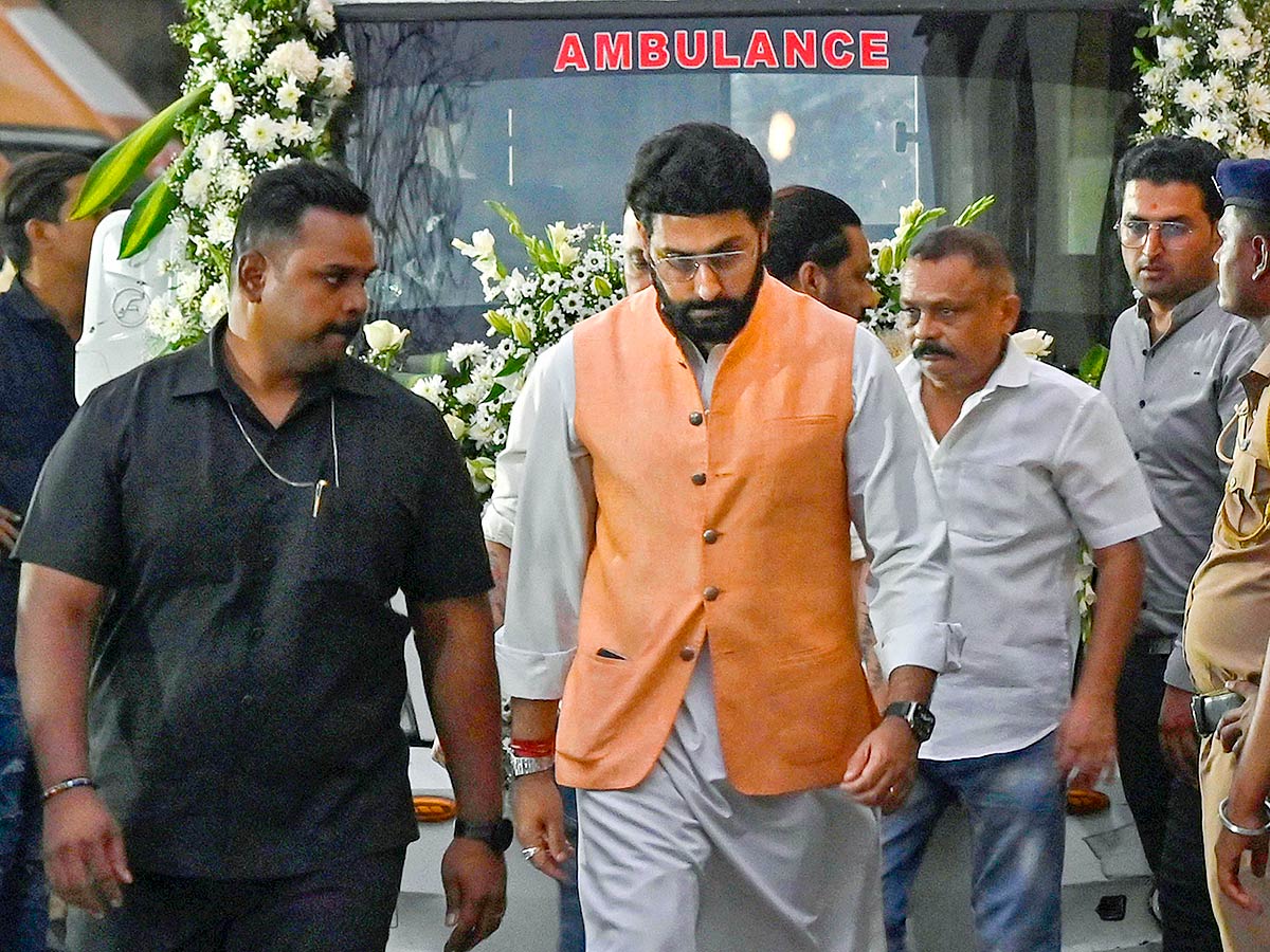 Bollywood Celebrities Pay Tribute To satish Kaushik At Funerals - Sakshi