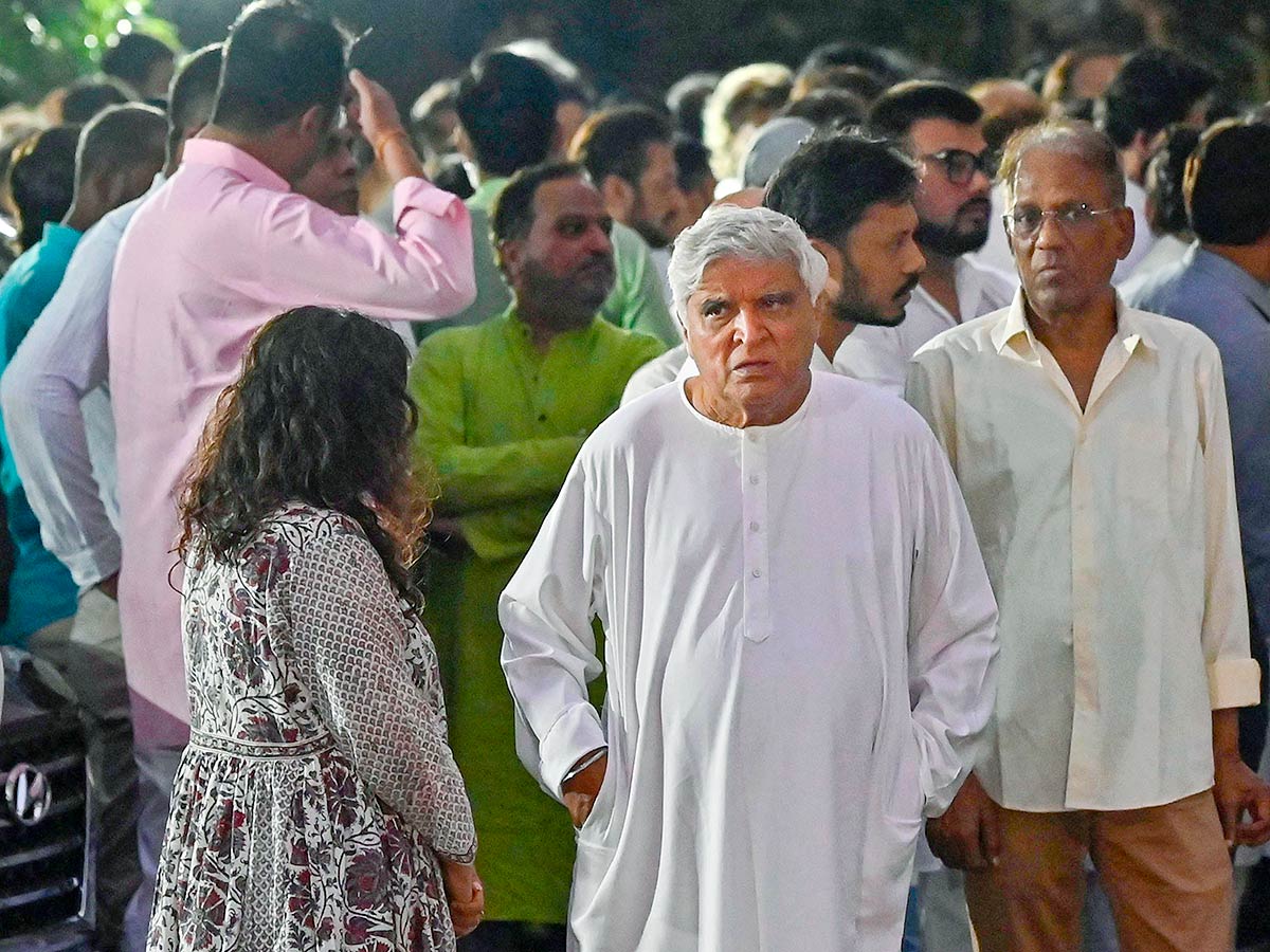 Bollywood Celebrities Pay Tribute To satish Kaushik At Funerals - Sakshi