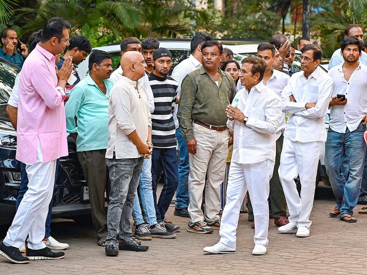 Bollywood Celebrities Pay Tribute To satish Kaushik At Funerals - Sakshi