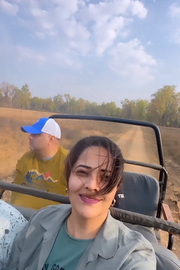 Anasuya Bharadwaj Enjoying Safari Jungle Road Trip With Family PHotos - Sakshi