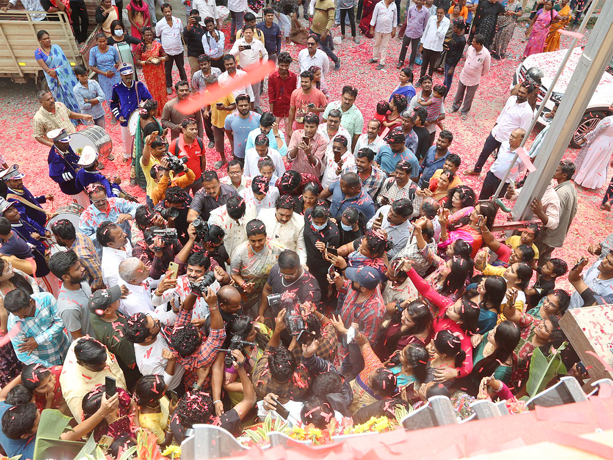 Roja Launches Mee Kadupuninda Restaurant Photos - Sakshi