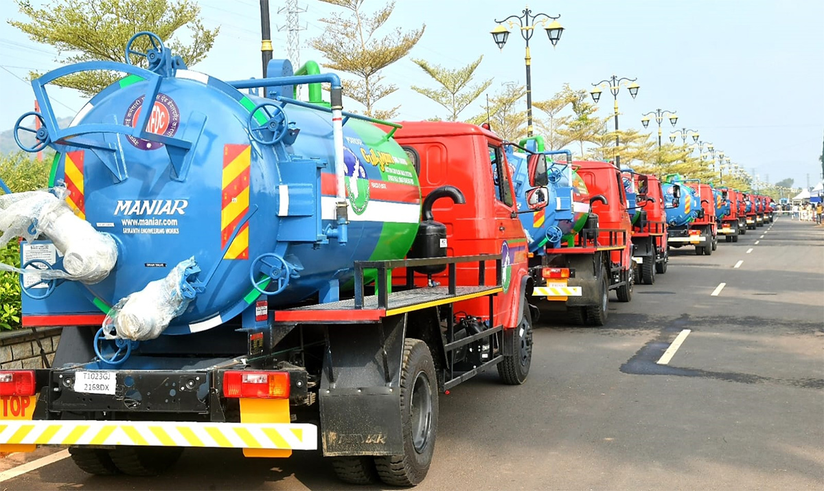 CM YS Jagan started cleaning Vehicles In AP - Sakshi