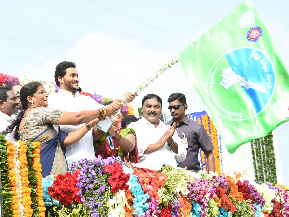 CM YS Jagan started cleaning Vehicles In AP - Sakshi