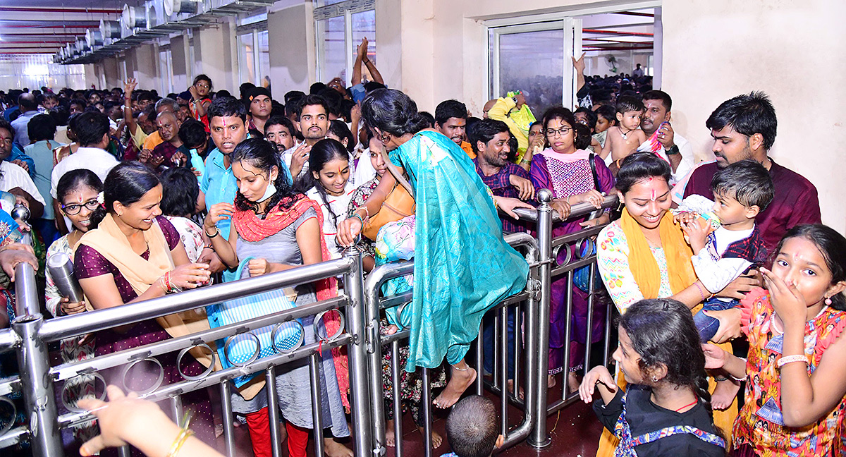Huge Devotees Rush At Yadadri Lakshmi Narasimha Swamy - Sakshi