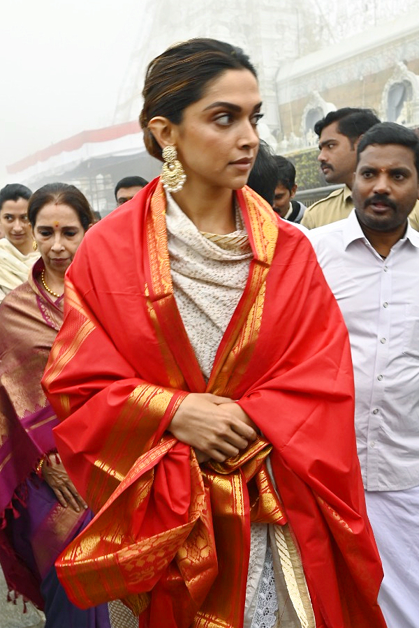 Bollywood Actress Deepika Padukone Visits Tirumala Photos - Sakshi