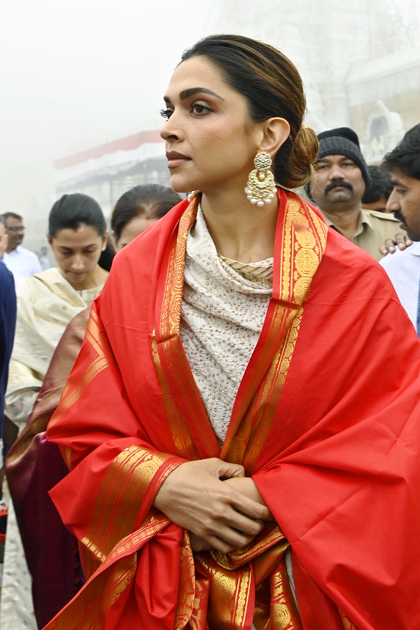 Bollywood Actress Deepika Padukone Visits Tirumala Photos - Sakshi