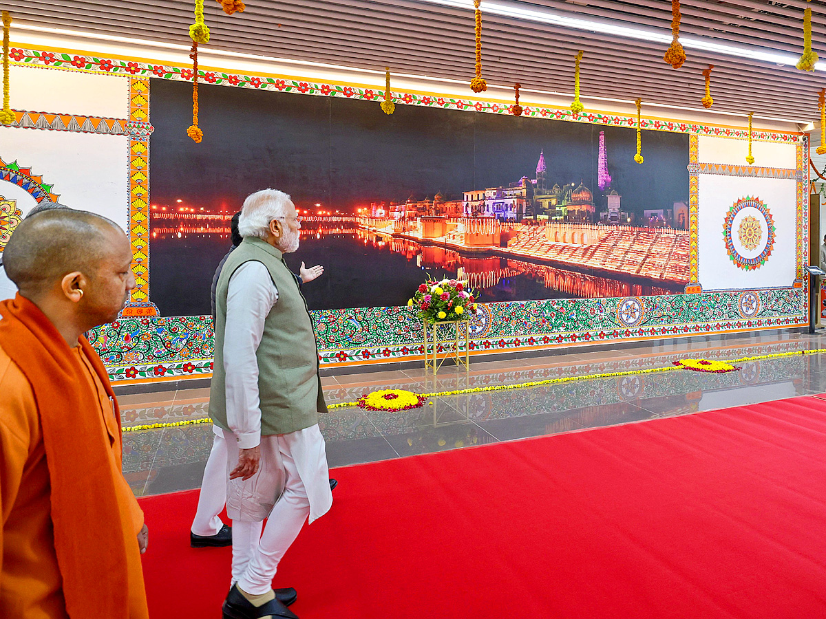 Prime Minister Narendra Modi lays foundation And inuagurates various projects in Ayodhya Photos - Sakshi