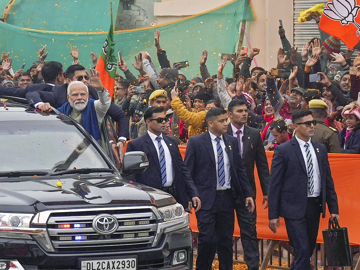 Prime Minister Narendra Modi lays foundation And inuagurates various projects in Ayodhya Photos - Sakshi