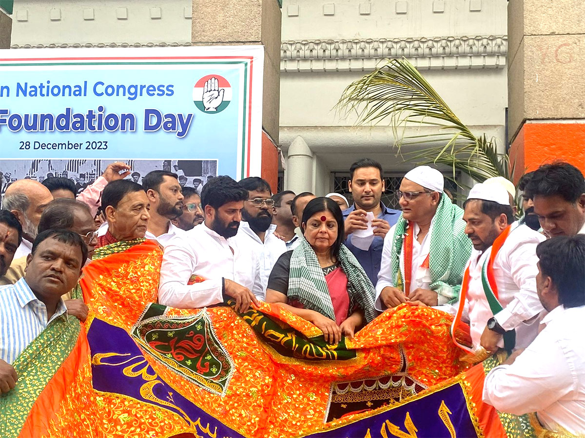 TPCC Working President Md Azharuddin Sent Chadar To Ajmer Sharif - Sakshi