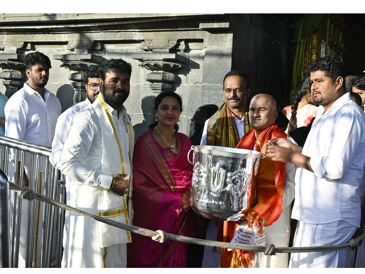  6.7 KGS silver was presented to Tirumala Temple Photos - Sakshi