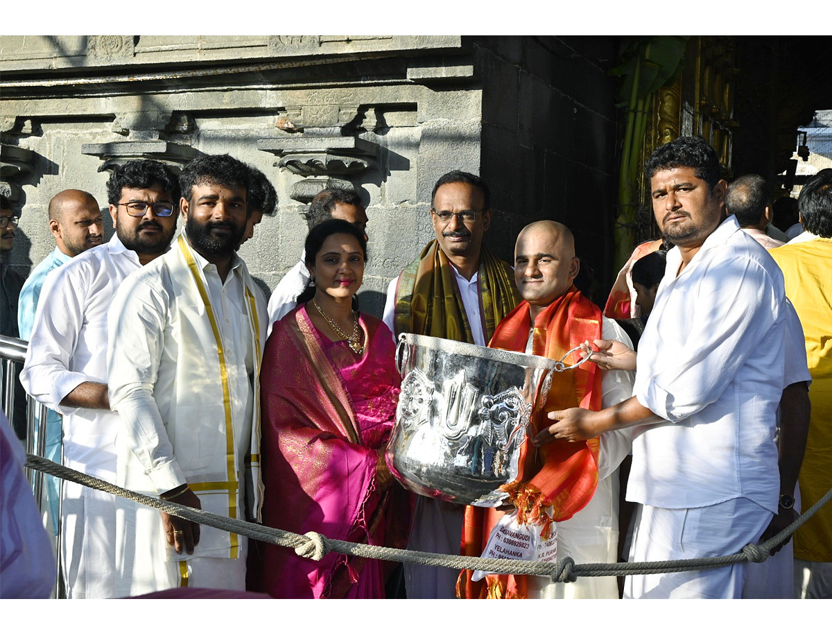  6.7 KGS silver was presented to Tirumala Temple Photos - Sakshi