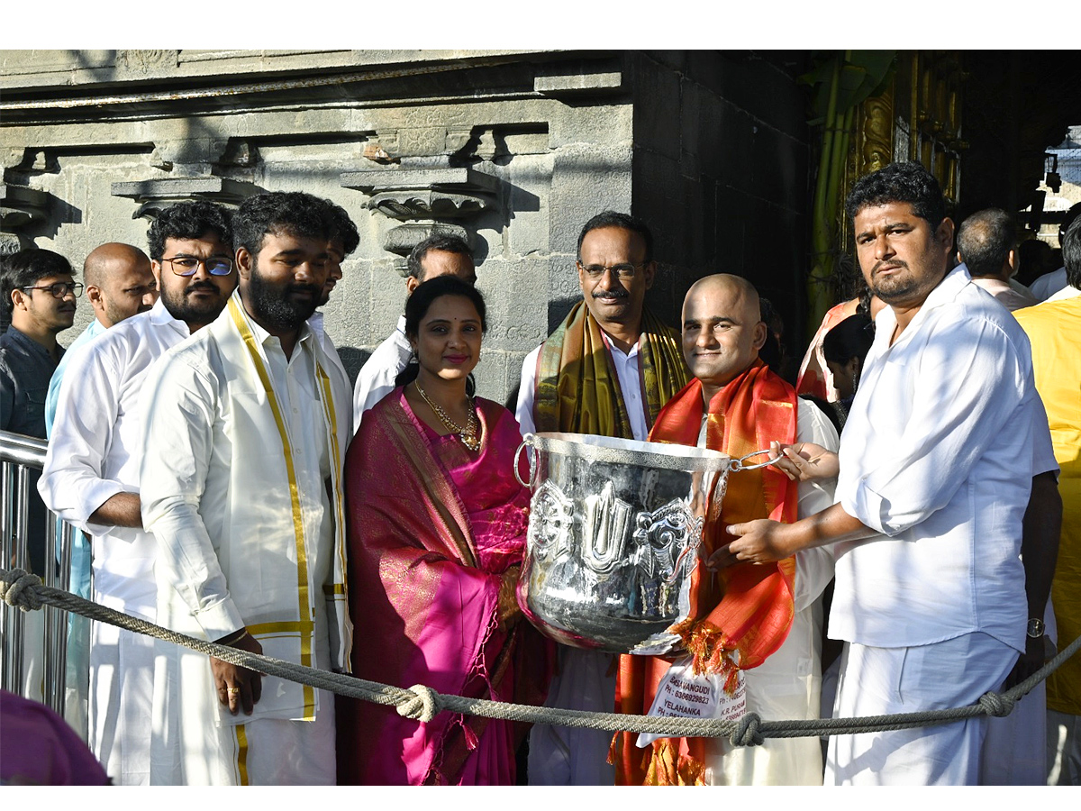  6.7 KGS silver was presented to Tirumala Temple Photos - Sakshi