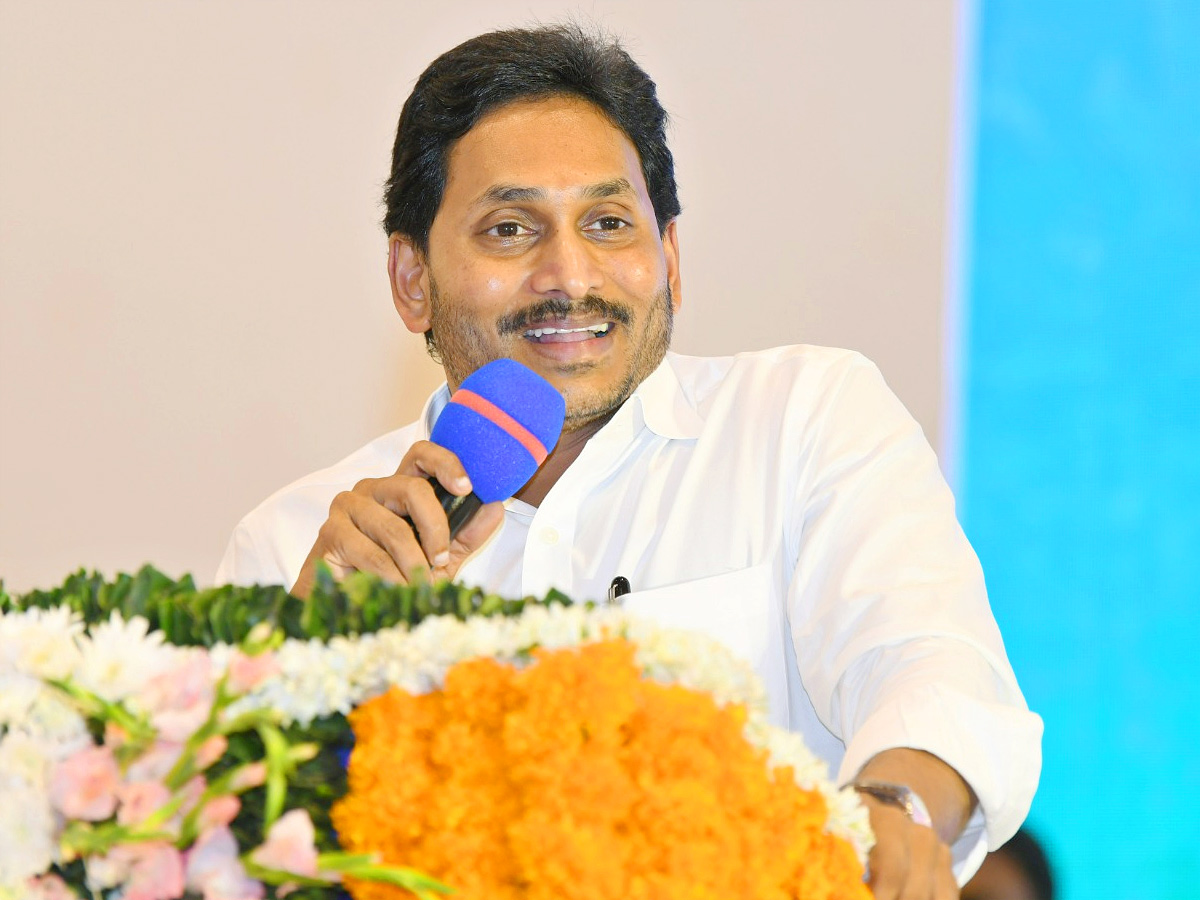 CM Jagan Holds Key Meeting With YSRCP Leaders in Mangalagiri Photos - Sakshi