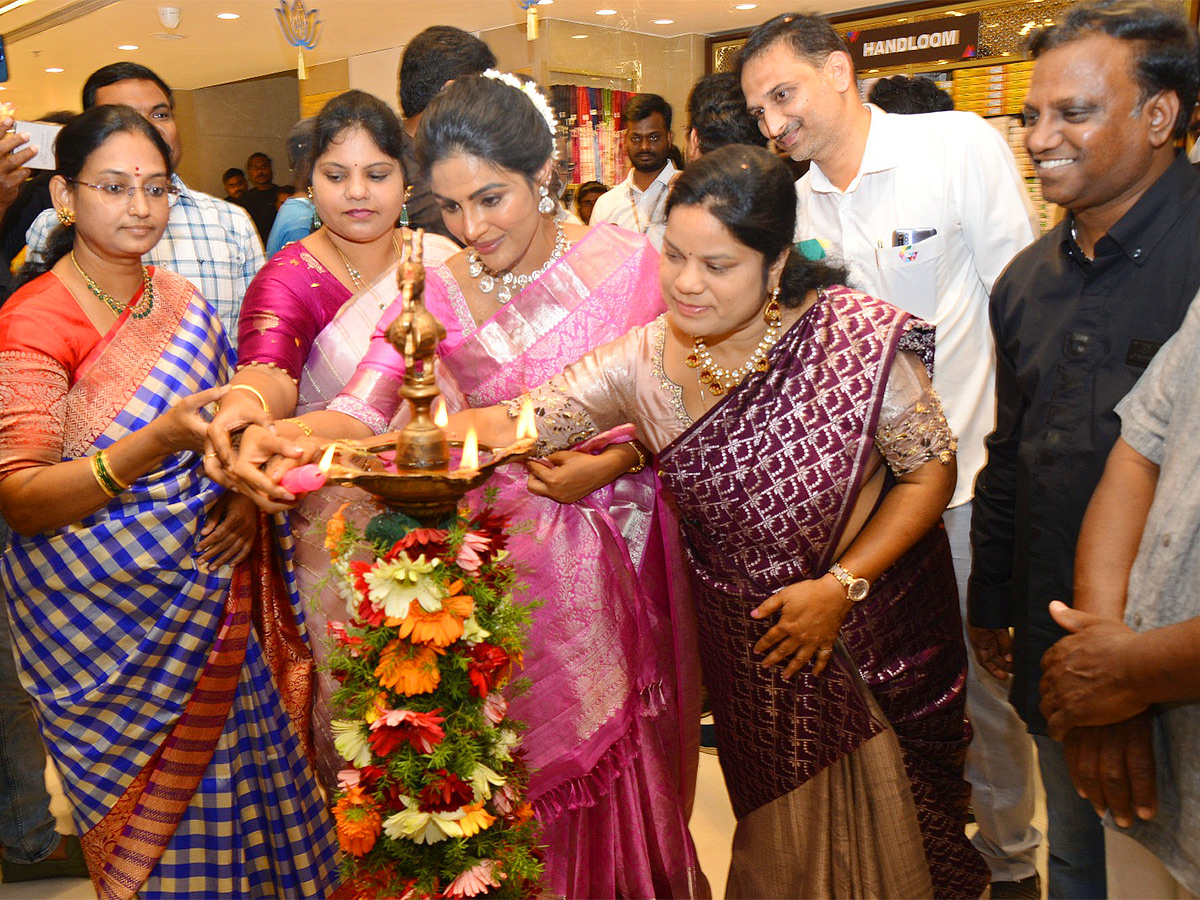 Actress Samyuktha menon at kurnool - Sakshi