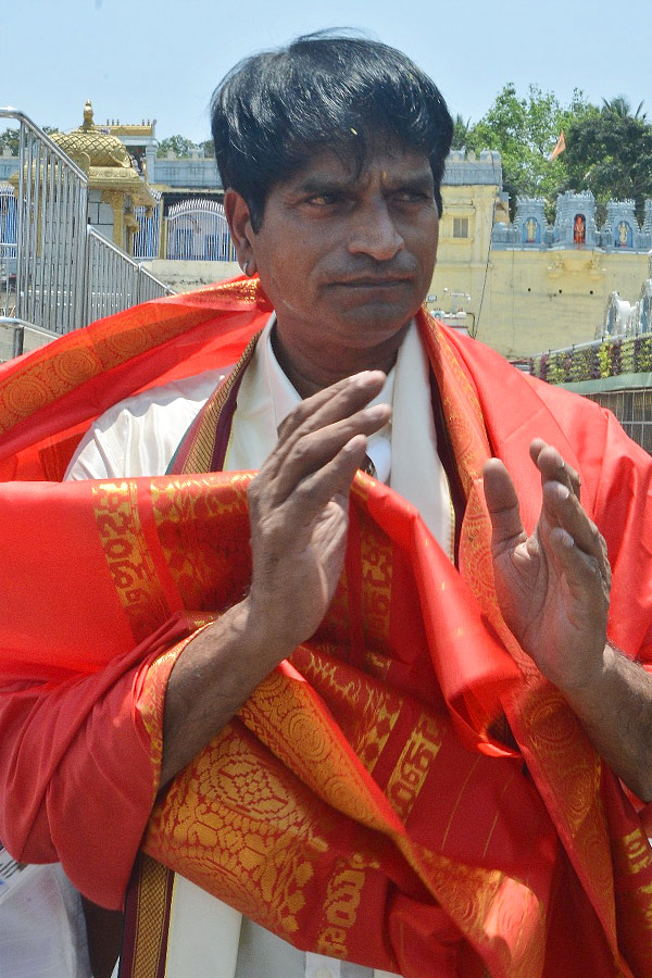 Actor And Director Ravi Babu and His Family Visits Tirumala Temple Photos - Sakshi