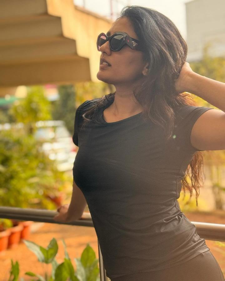 Actress Eesha Rebba Latest Stunning Looks Photoshoot HD Stills