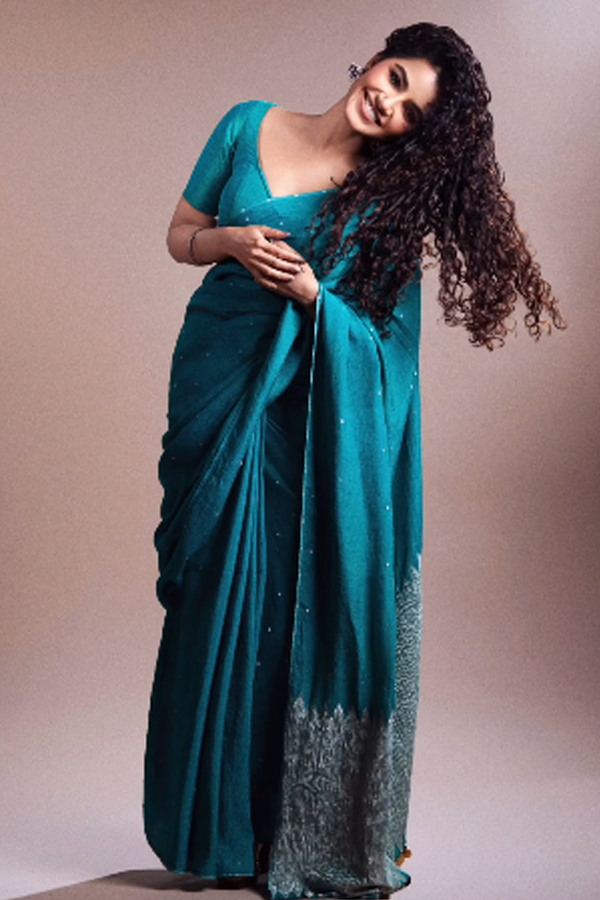   Actress Anupama Parameswaran latest amazing Photos